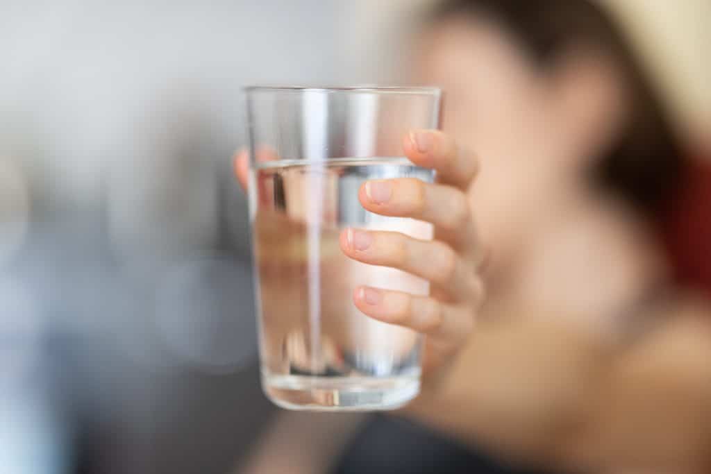 Comment boire plus d’eau enceinte ?