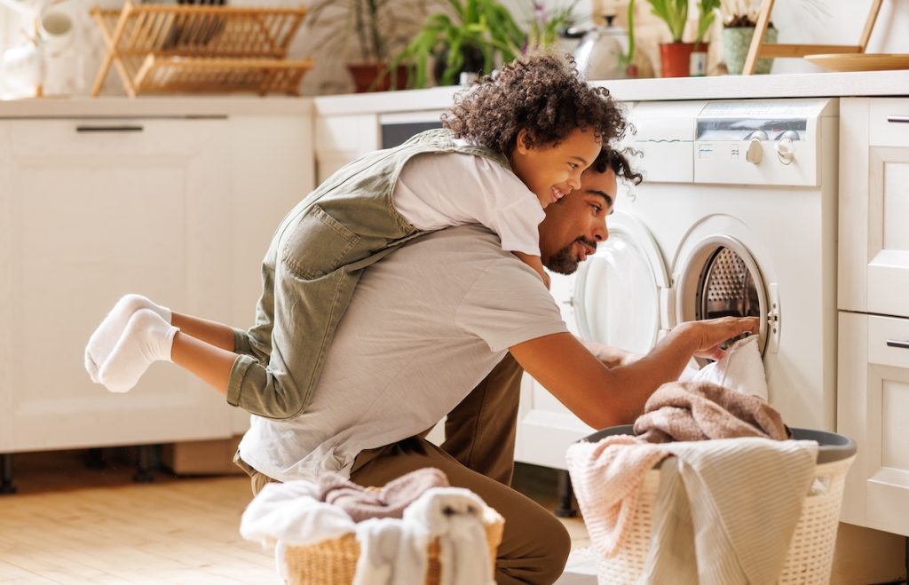 Tâches ménagères et enfants : guide ludique pour la famille