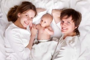 Quand bébé peut il dormir dans le lit de ses parents ? 