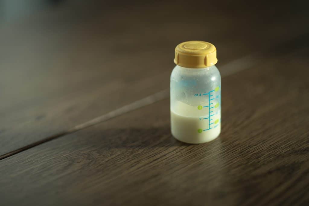 Quel est l’aspect du colostrum, de quoi est-il composé et quelles sont ses spécificités ? 