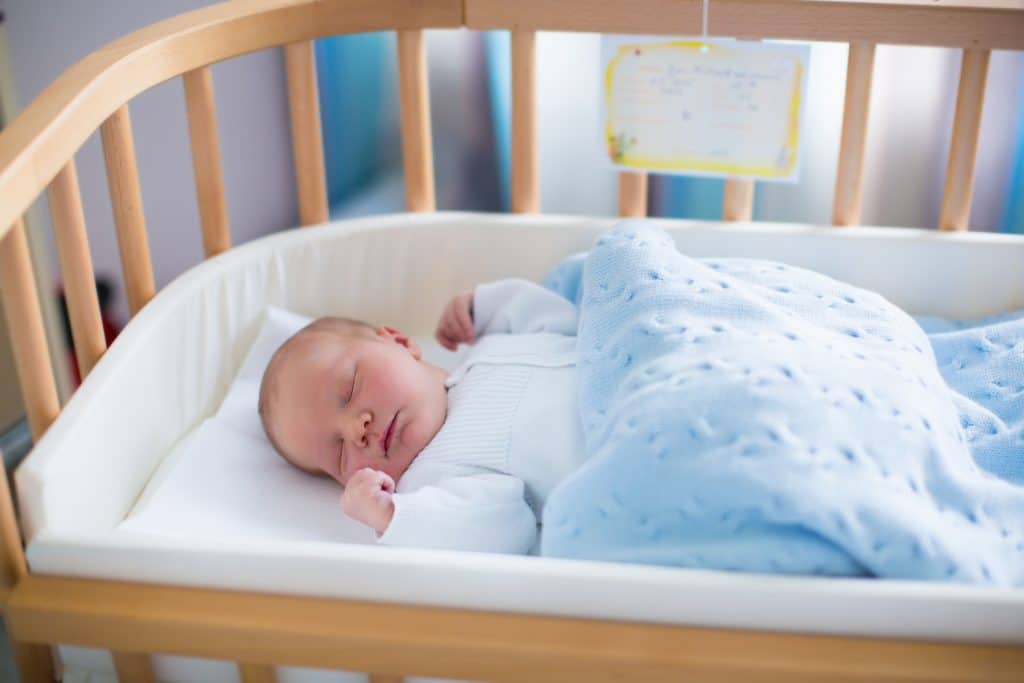 3 accessoires indispensables pour le lit de bébé
