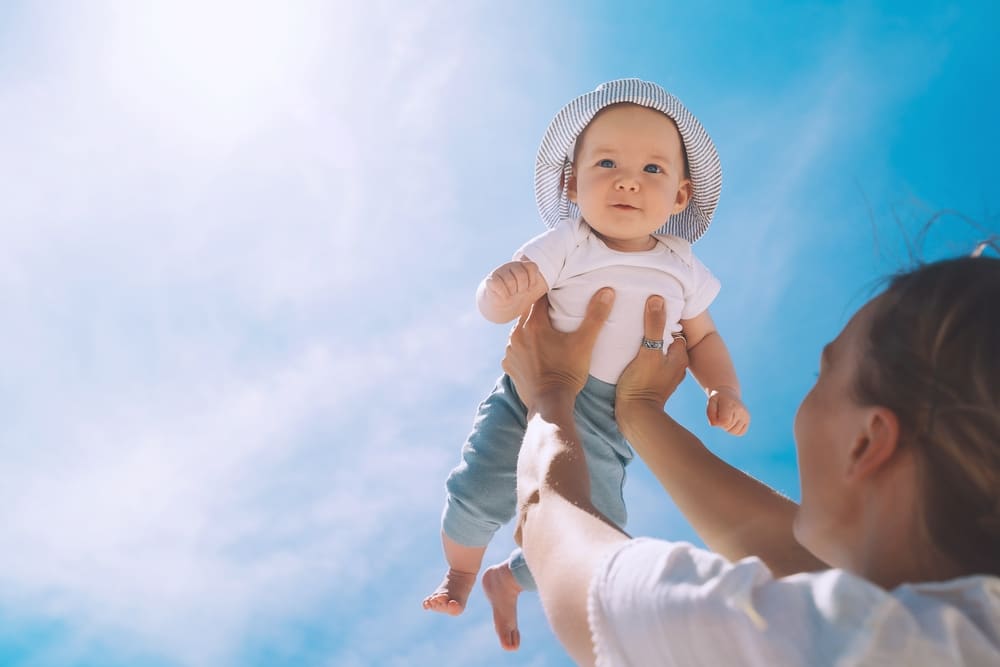 Comment le soleil peut-il affecter la peau fragile de bébé ?