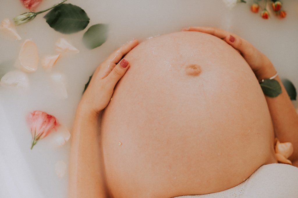 Quels sont les risques de consommer les aliments à éviter enceinte ?