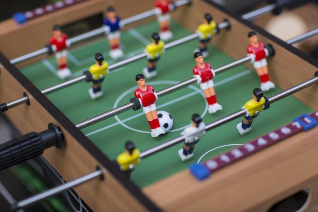 Le babyfoot : la pièce indispensable dans une salle de jeux