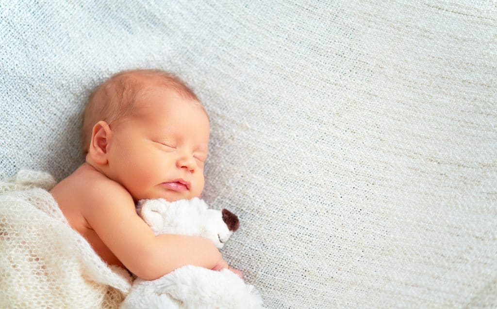 Quel âge pour une première peluche bébé ?
