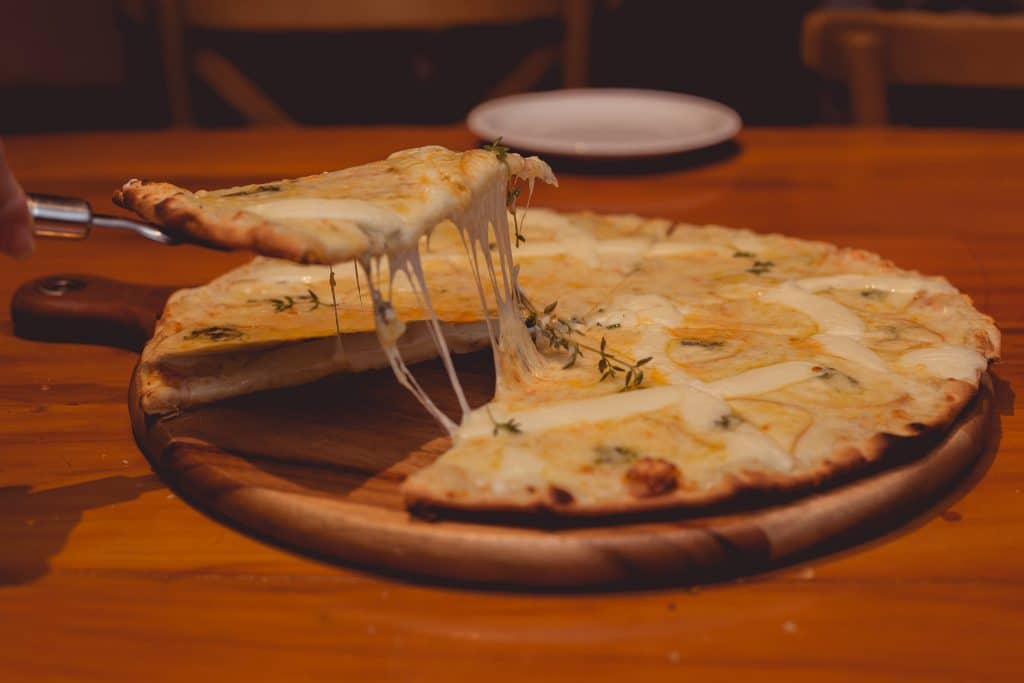 Pizza fromage enceinte
