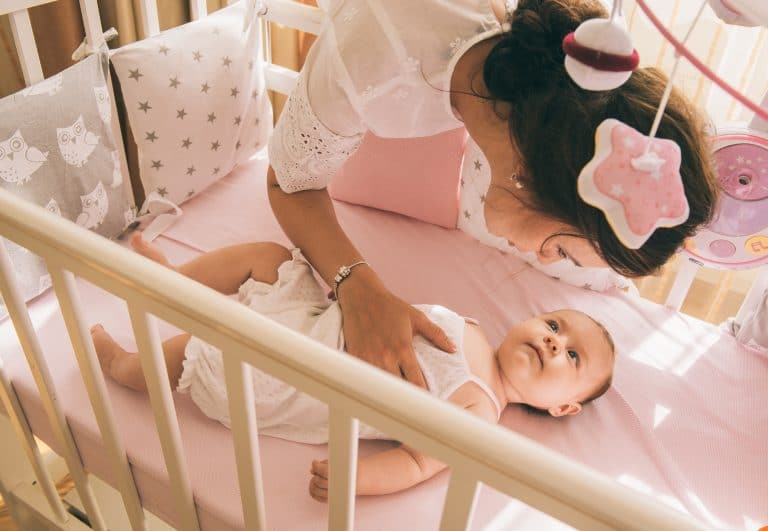 3 accessoires indispensables pour le lit de bébé