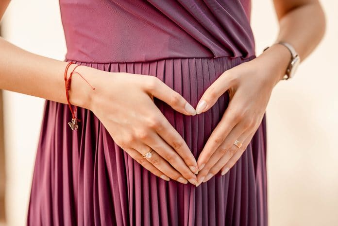 comment cacher sa grossesse avec des vêtements