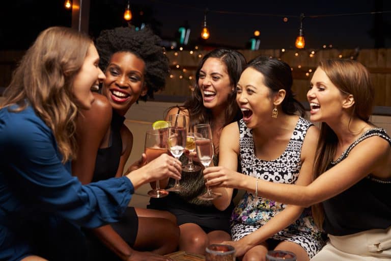 Comment organiser une soirée entre filles pour fêter l’arrivée de bébé ?