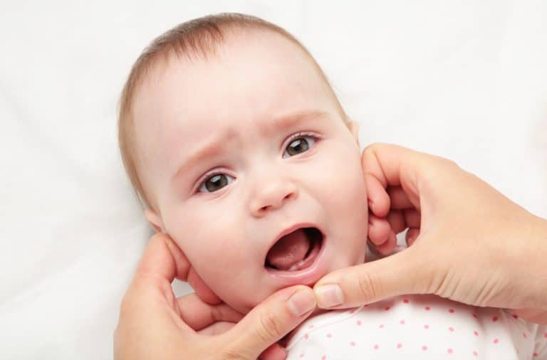 Bébé qui saigne des gencives : que faire ?
