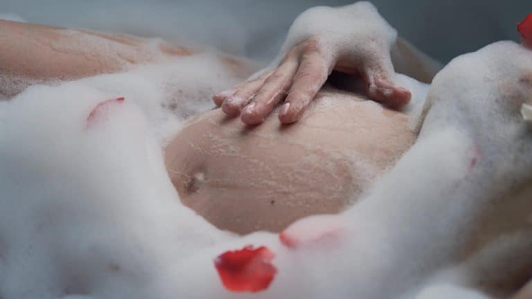 Comment prendre soin de sa peau quand on est enceinte ? - Baignade