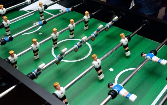 Le babyfoot : la pièce indispensable dans une salle de jeux