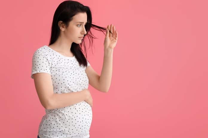 Cheveux gras : comment prendre soin de sa chevelure pendant la grossesse ?