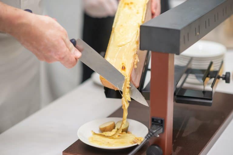 Peut-on manger de la raclette enceinte ?