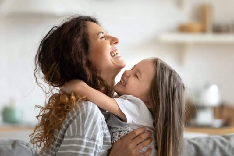 Congé parental rémunéré : qui paie et combien gagne-t-on ?