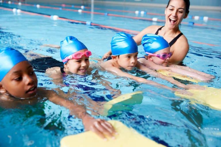 Un groupe d'enfants dans une piscine. (Mots clés : enfants)