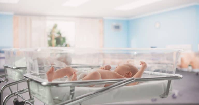 Un bébé dans un berceau dans une chambre d'hôpital en France.