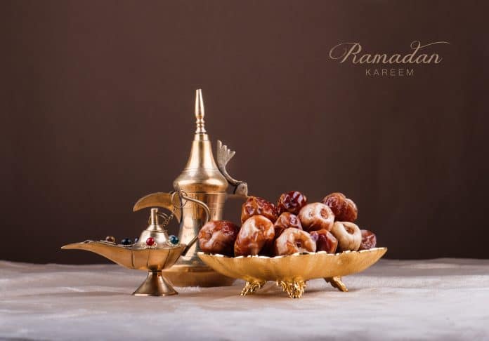 Le Ramadan est un mois sacré de jeûne appelé jeûne qui est observé par les musulmans du monde entier. Elle culmine avec la célébration de l’Aïd ul Fitr, marquant la fin du Ramadan. Ce