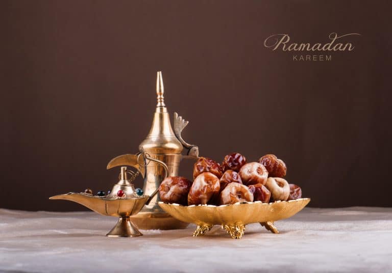 Le Ramadan est un mois sacré de jeûne appelé jeûne qui est observé par les musulmans du monde entier. Elle culmine avec la célébration de l’Aïd ul Fitr, marquant la fin du Ramadan. Ce