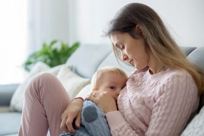 Une mère peut-on allaiter son jeune enfant malade tout en le câlinant avec douceur à l'intérieur.