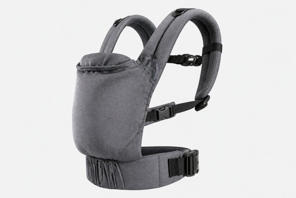 Un porte-bébé physiologique gris avec des bretelles rembourrées réglables, une large ceinture et des boucles, présenté sur un fond blanc uni. Un choix idéal pour les parents qui recherchent le meilleur porte-bébé dans notre sélection 2026.